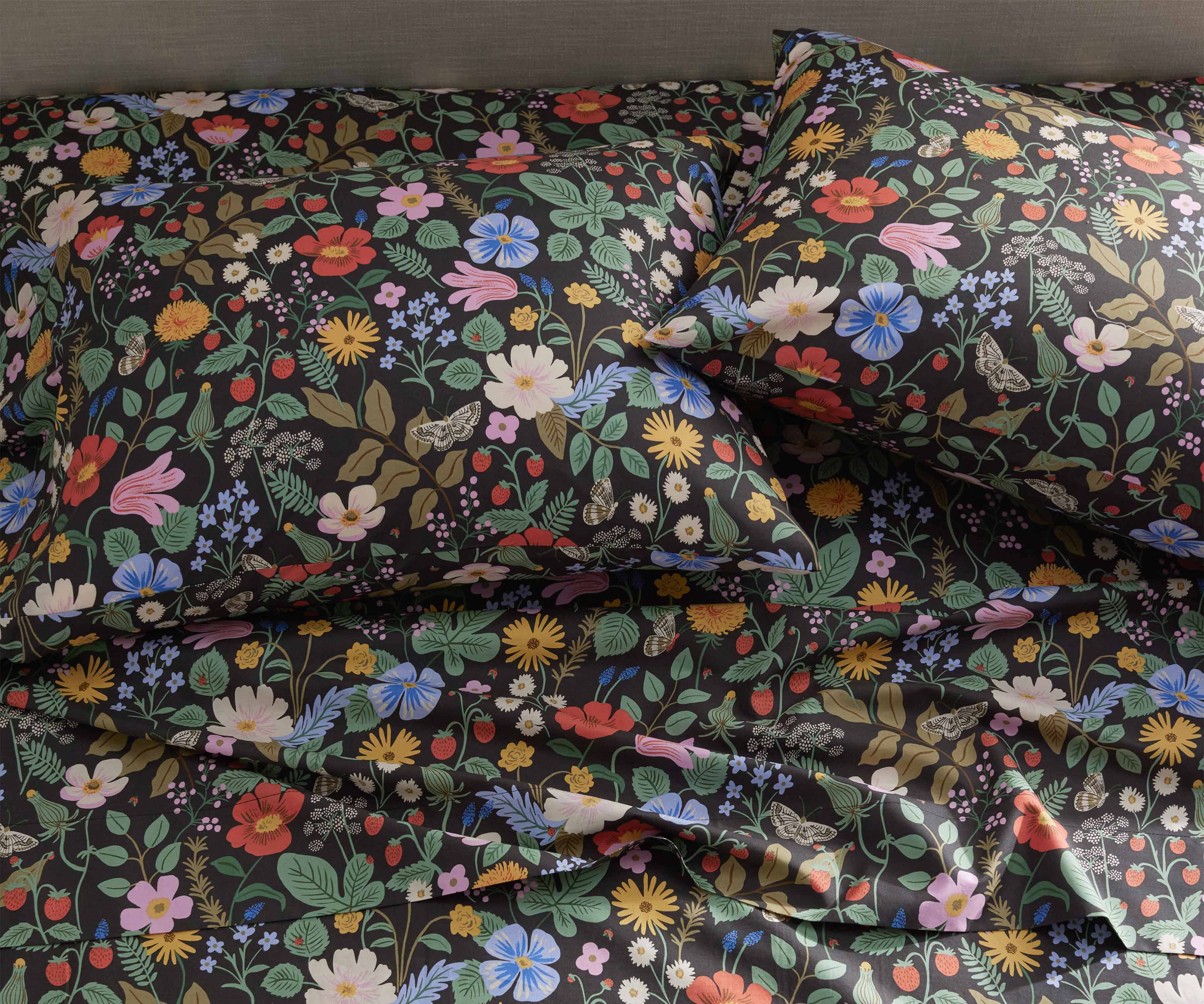 Percale Fitted Sheet - Strawberry Fields Black - Image 2